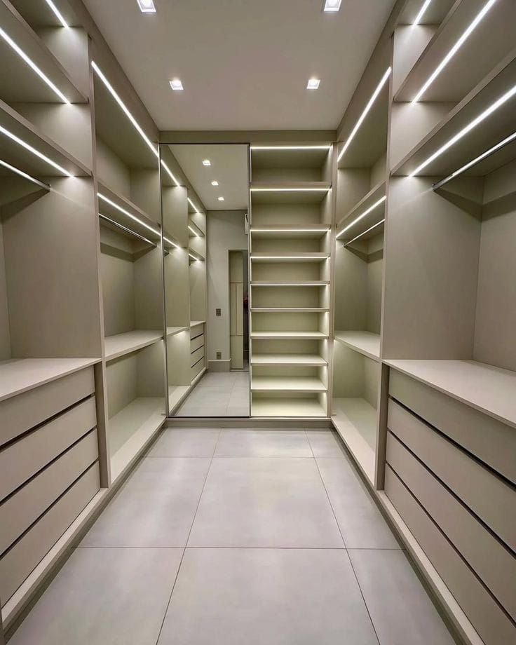 Closet planejado com nichos, gavetas e cabideiros